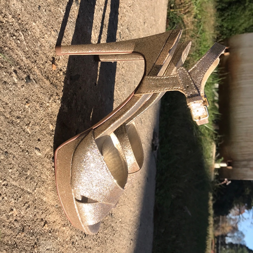 New in box Guess heels